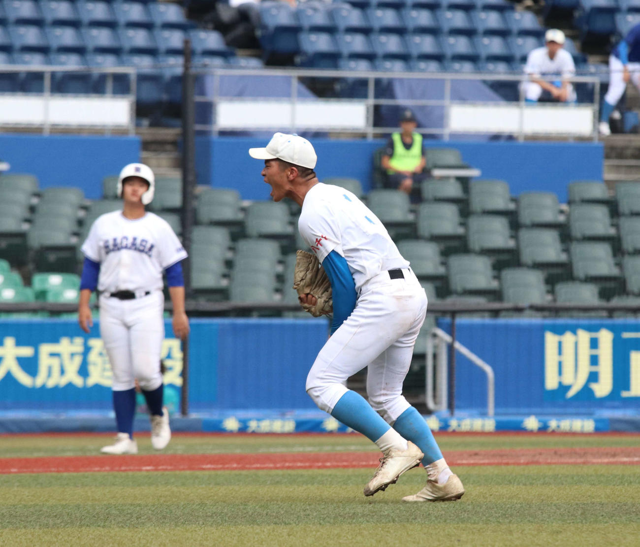 八千代松陰対長狭　10回裏長狭2死一、二塁、八千代松陰・高橋優は空振り三振を奪い雄たけびを上げる（撮影・北村健龍）