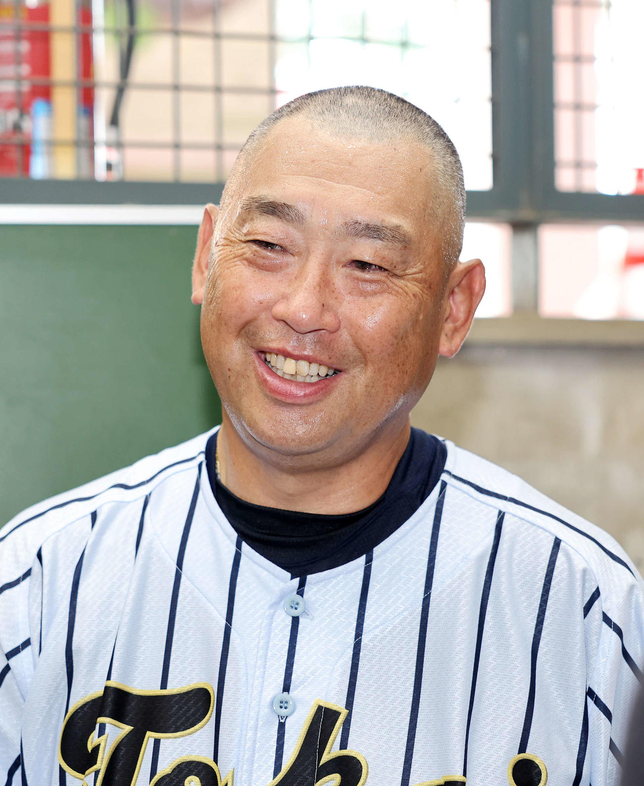 日野台対東海大菅生　勝利し五厘刈りで笑顔を見せる東海大菅生・若林監督（撮影・鈴木正人）