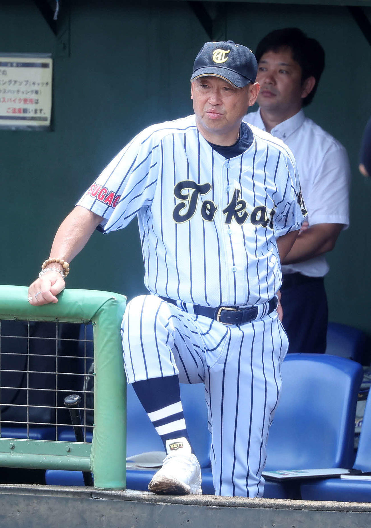 日野台対東海大菅生　戦況を見つめる東海大菅生・若林監督（撮影・鈴木正人）