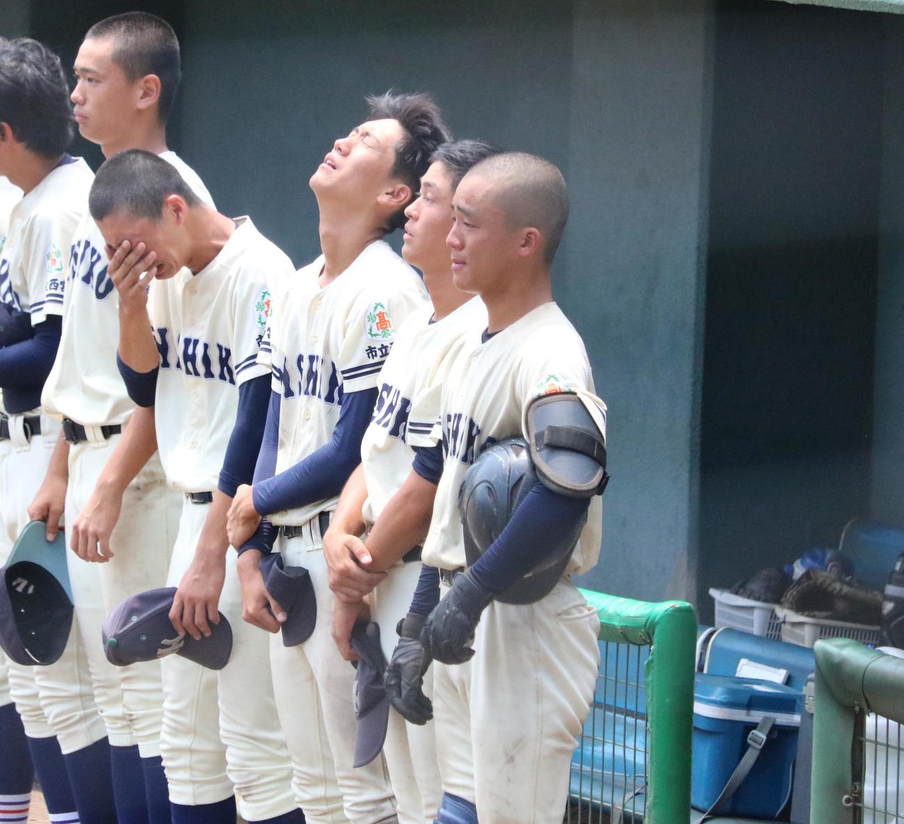 東播磨対市西宮　阪下（右端）ら市西宮ナインは試合後に涙を流す（撮影・林亮佑）