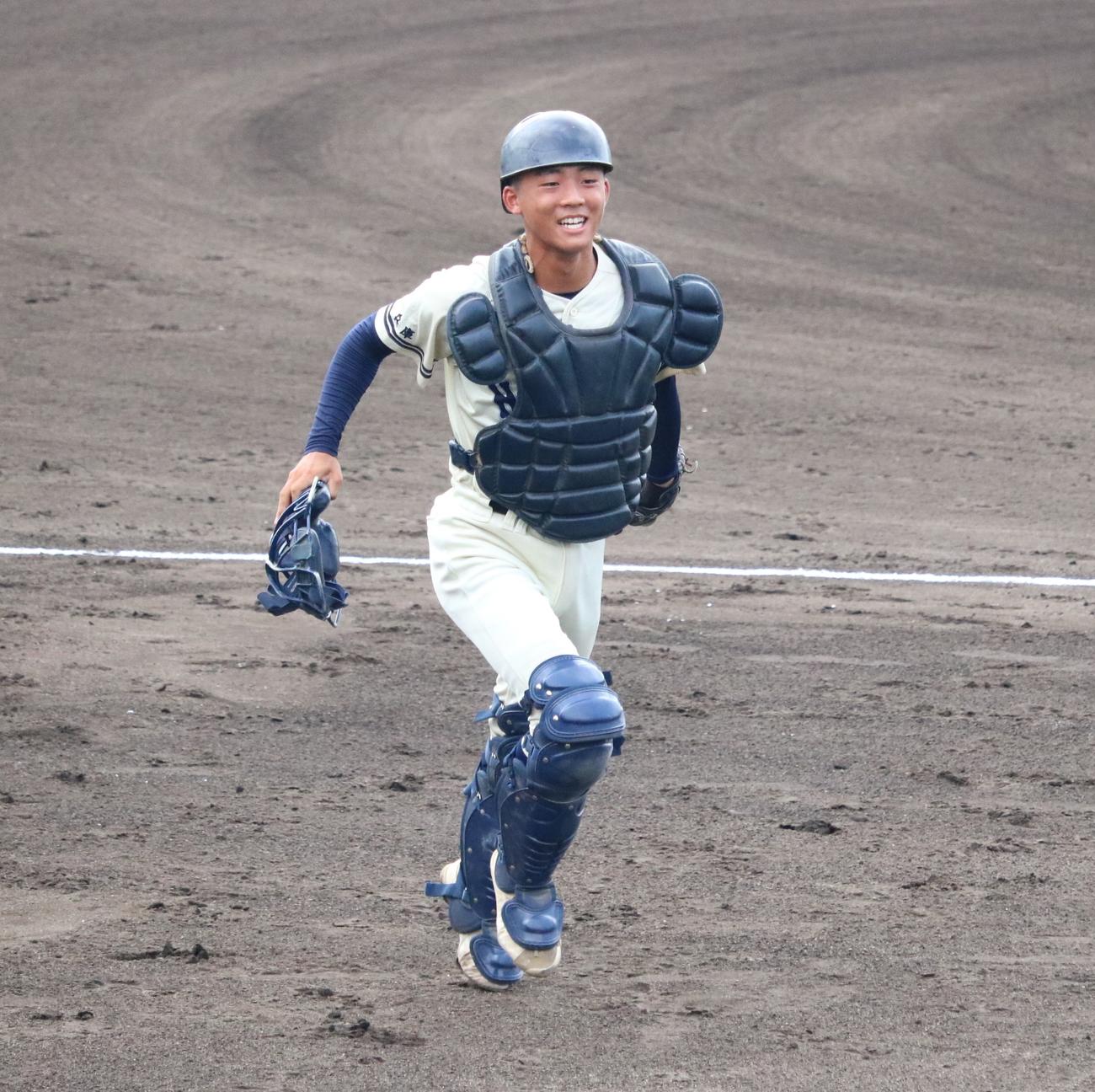 東播磨対市西宮　市西宮の阪下が笑顔でベンチへと戻る（撮影・林亮佑）