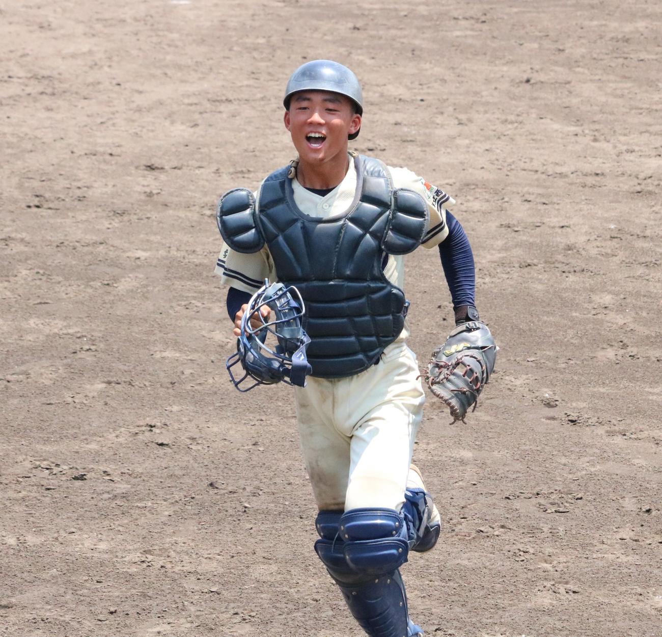 東播磨対市西宮　市西宮の阪下が笑顔でベンチへと戻る（撮影・林亮佑）