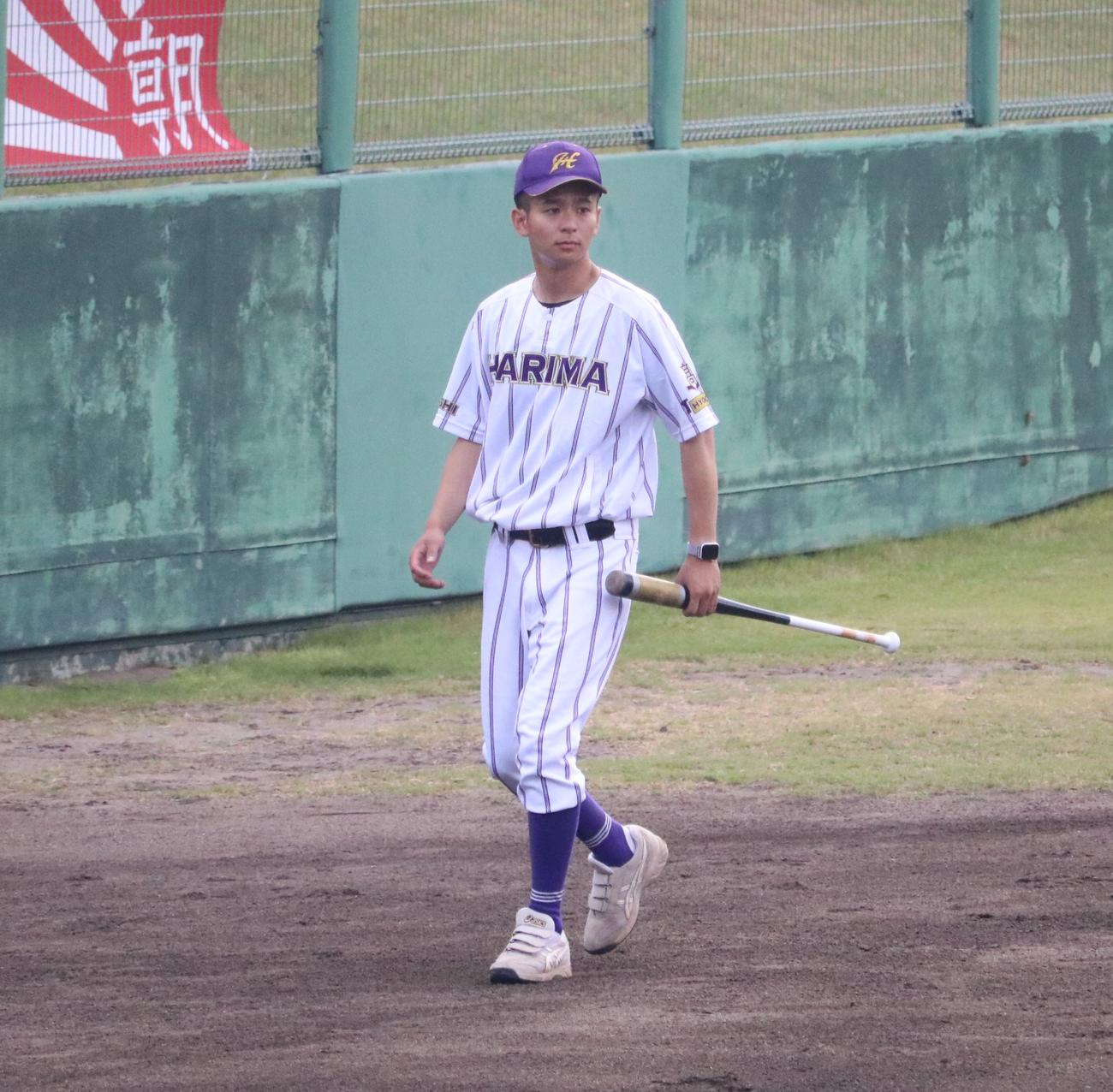 東播磨対市西宮　東播磨の福村悠渡コーチが外野ノックを終える（撮影・林亮佑）