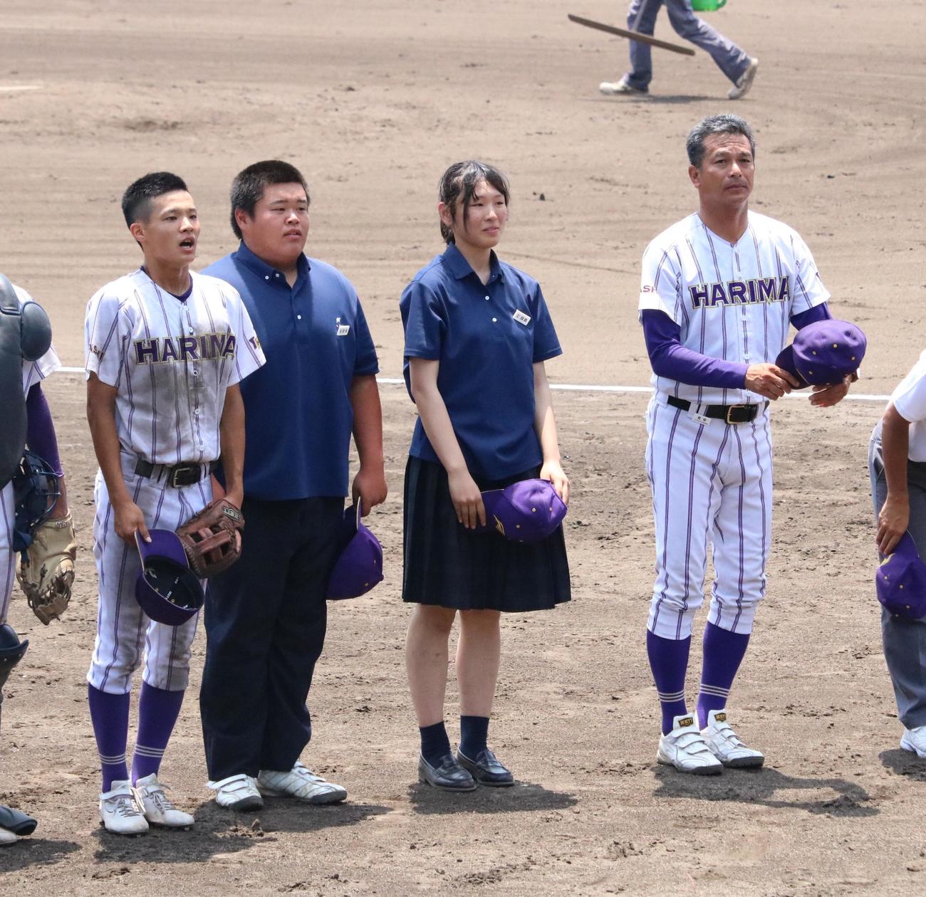 東播磨対市西宮　試合後にスタンドにあいさつする東播磨の福村泰輝内野手（3年＝左端）と福村順一監督（右端）（撮影・林亮佑）