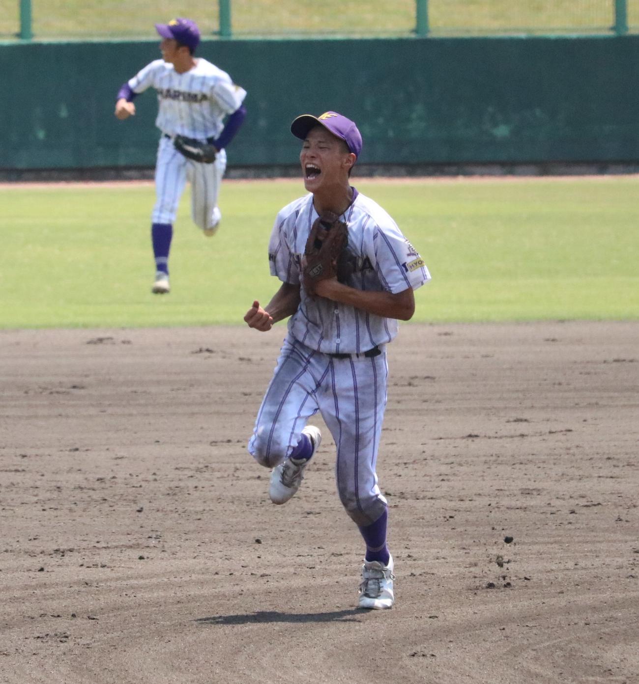 東播磨対市西宮　勝利した東播磨の福村がガッツポーズをつくる（撮影・林亮佑）