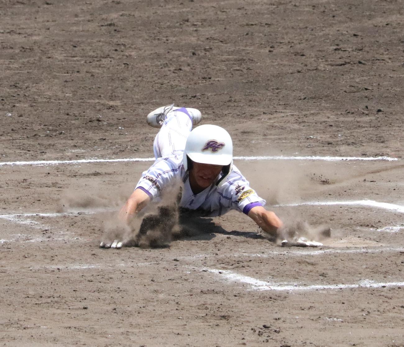東播磨対市西宮　8回表、東播磨の福村が生還して同点に追いつく（撮影・林亮佑）
