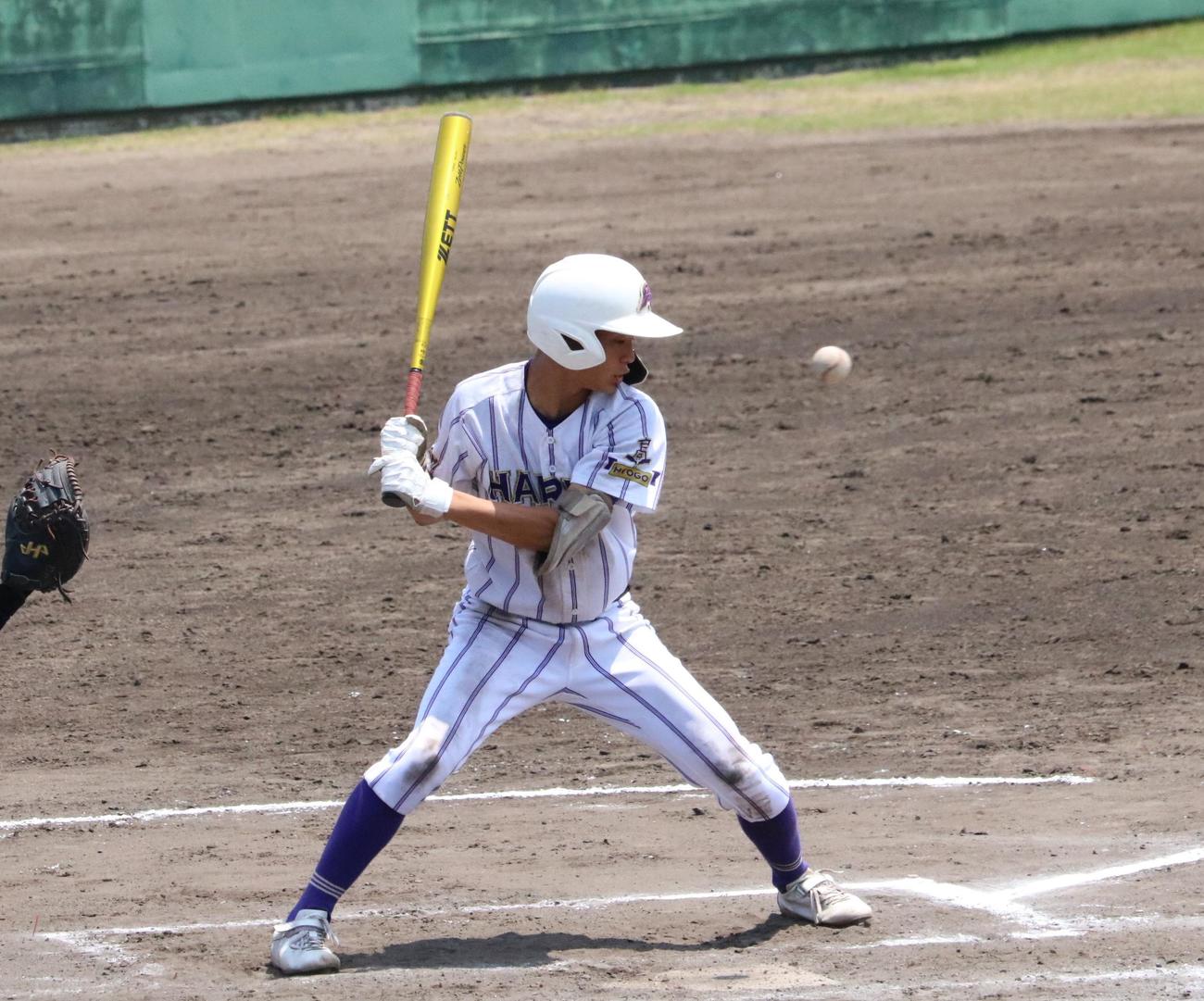 東播磨対市西宮　8回表、東播磨の福村が四球を選ぶ（撮影・林亮佑）