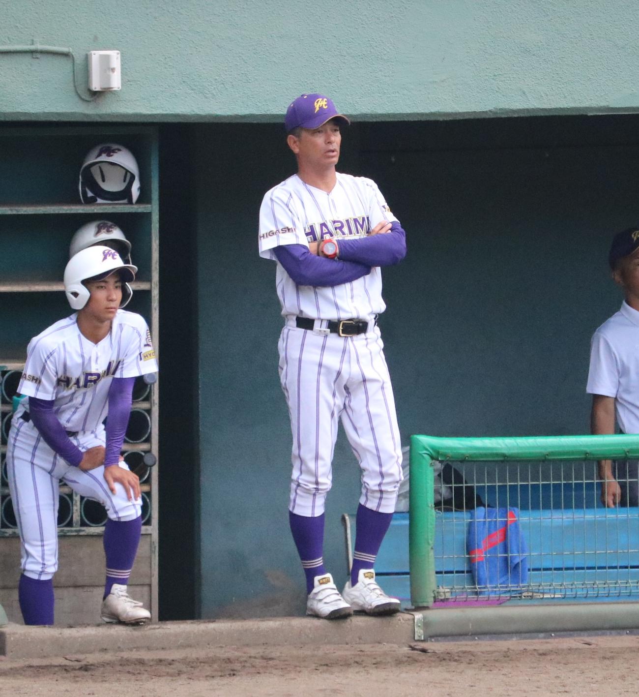 東播磨対市西宮　東播磨の福村監督が戦況を見守る（撮影・林亮佑）