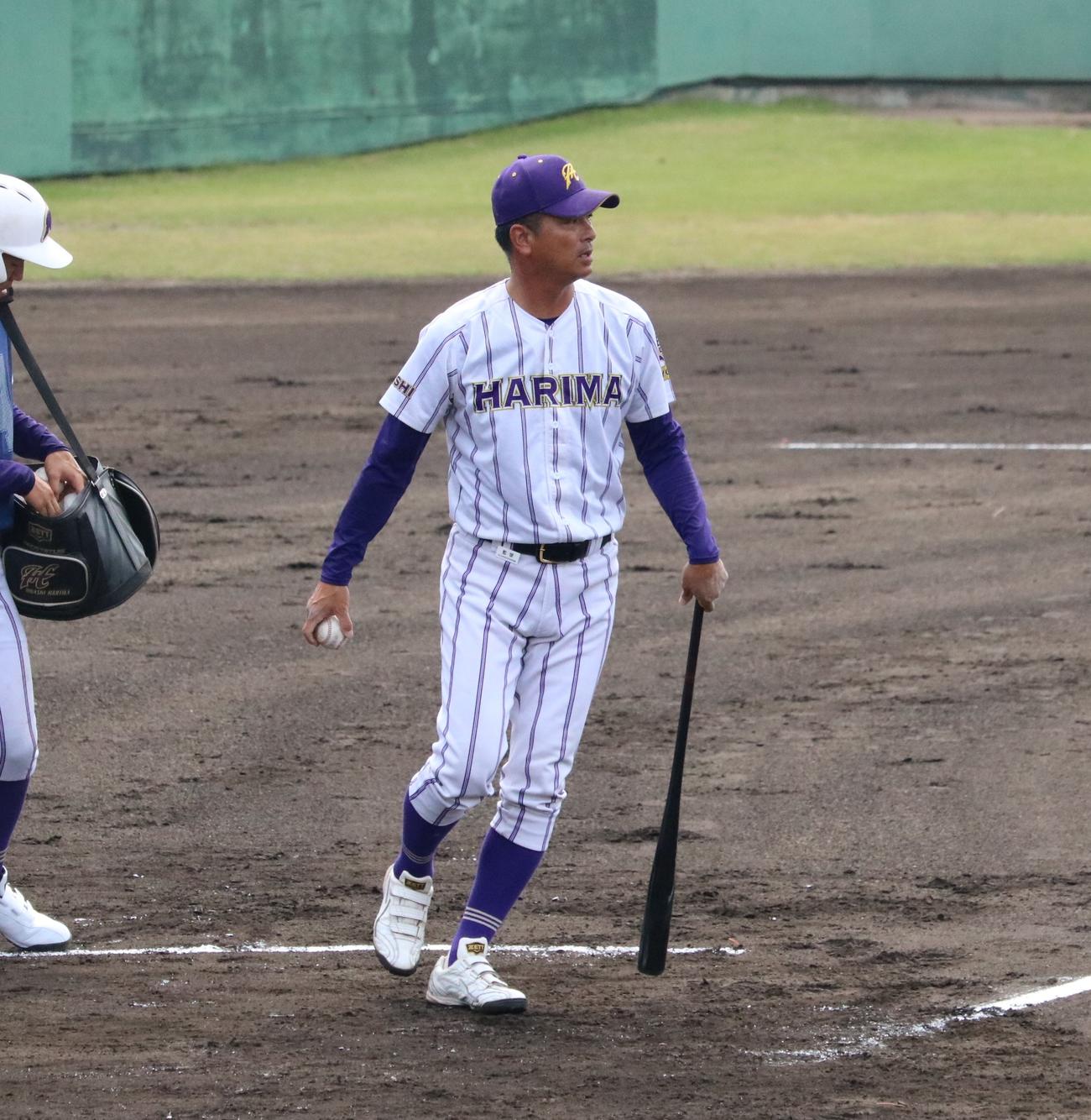 東播磨対市西宮　東播磨の福村順一監督が内野ノックをする（撮影・林亮佑）