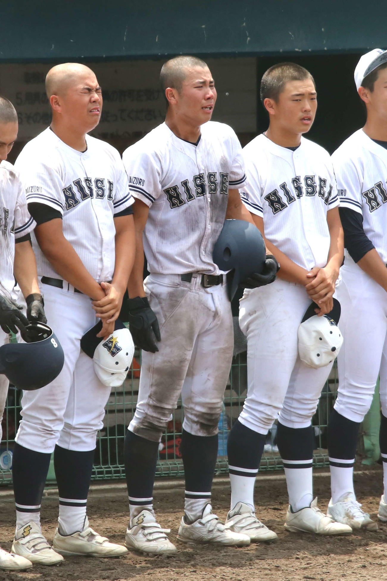 試合後、涙を流す日星・中西（中央）（撮影・一樹）