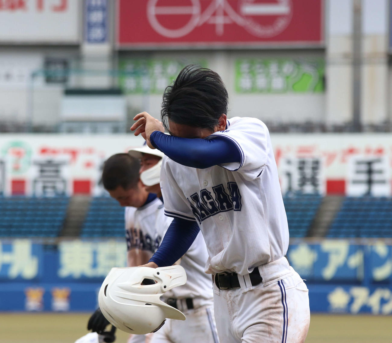 八千代松陰対長狭　試合終了後、悔し涙を流す長狭・加瀬（撮影・北村健龍）