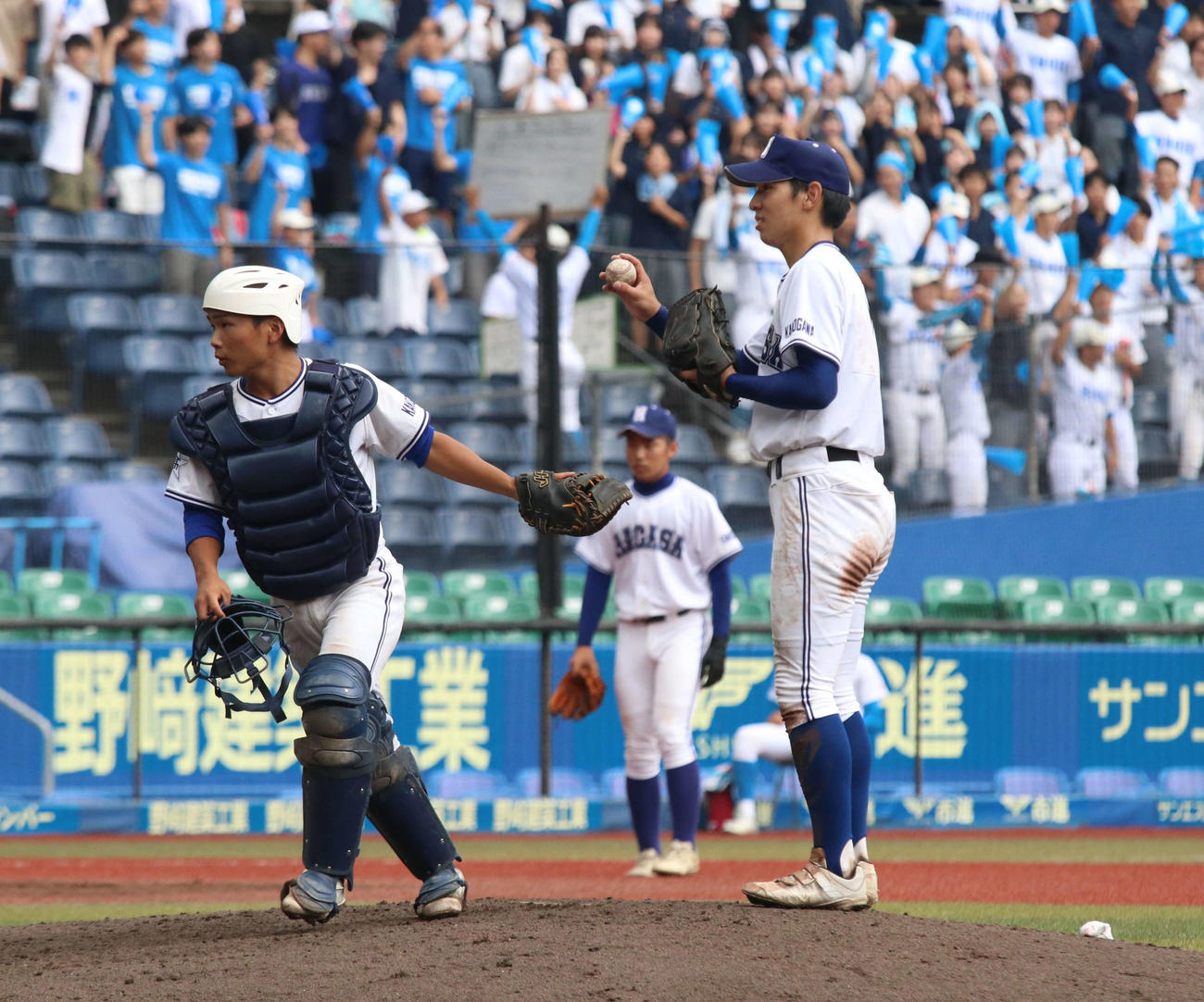八千代松陰対長狭　八千代松陰対長狭　マウンドに集まる左から、長狭・繁田、加瀬＝（撮影・北村健龍）