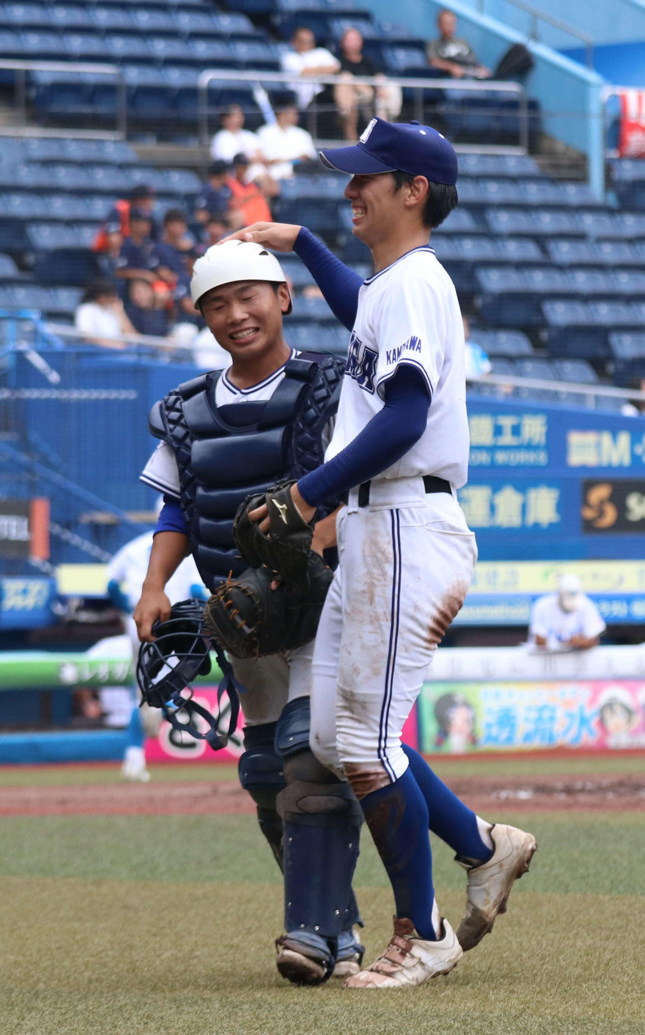八千代松陰対長狭　八千代松陰対長狭　ベンチに戻る左から、長狭・繁田、加瀬＝（撮影・北村健龍）