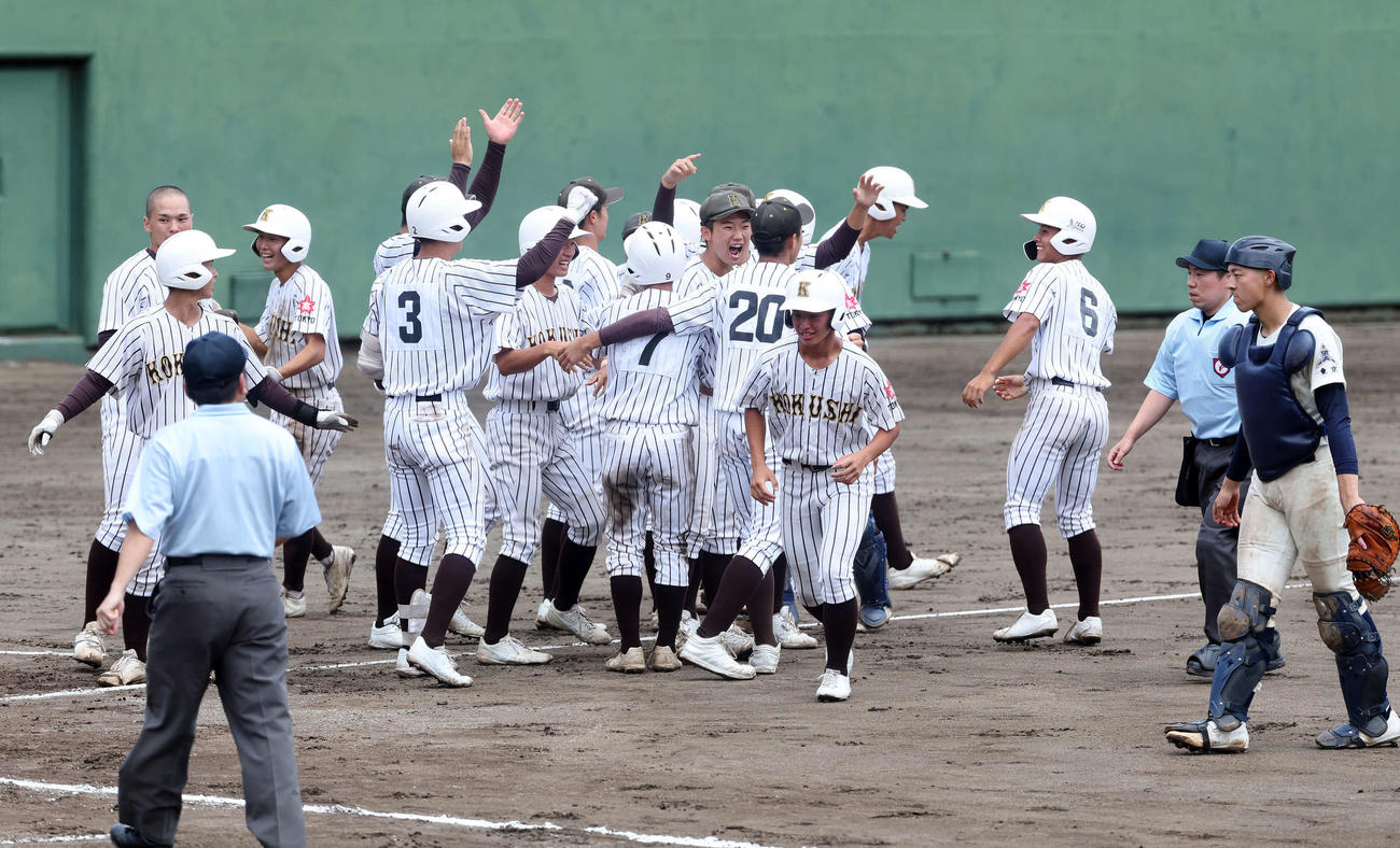 国学院久我山対国士舘　10回、サヨナラ勝ちし喜ぶ国士舘の選手たち（撮影・鈴木正人）