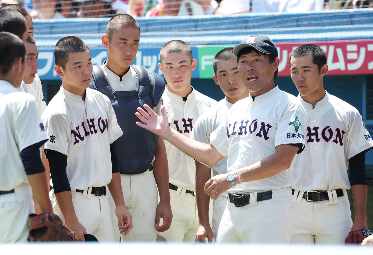 選手たちに話す日大鶴ケ丘・萩生田監督（右から2人目、2023年7月撮影）