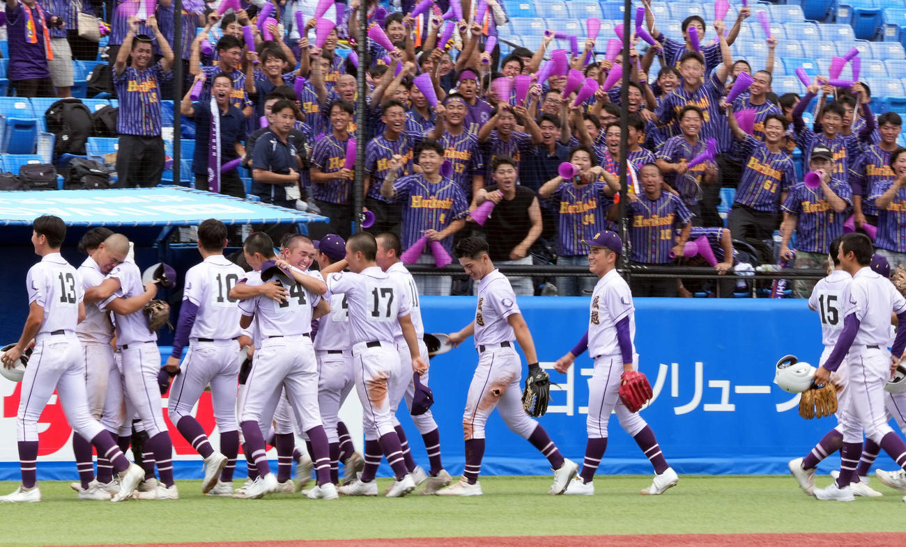 堀越対東亜学園　タイブレークで勝利し喜びを爆発させる堀越ナイン（撮影・小島史椰）