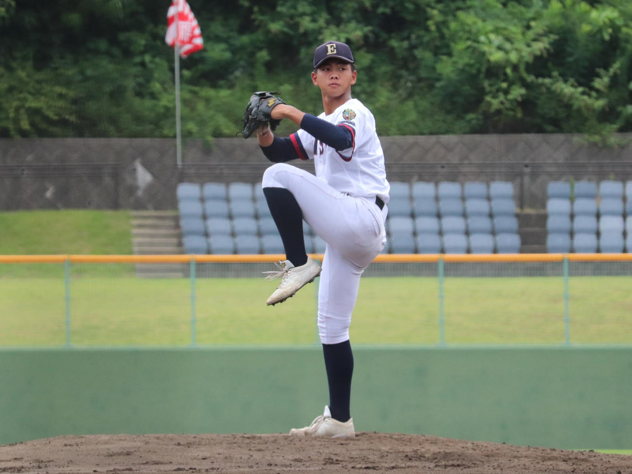 広島大会3回戦　英数学館対広島商　先発した、英数学館の藤本。緩やかな二段モーションから腕を振る投球フォーム（撮影・中島麗）