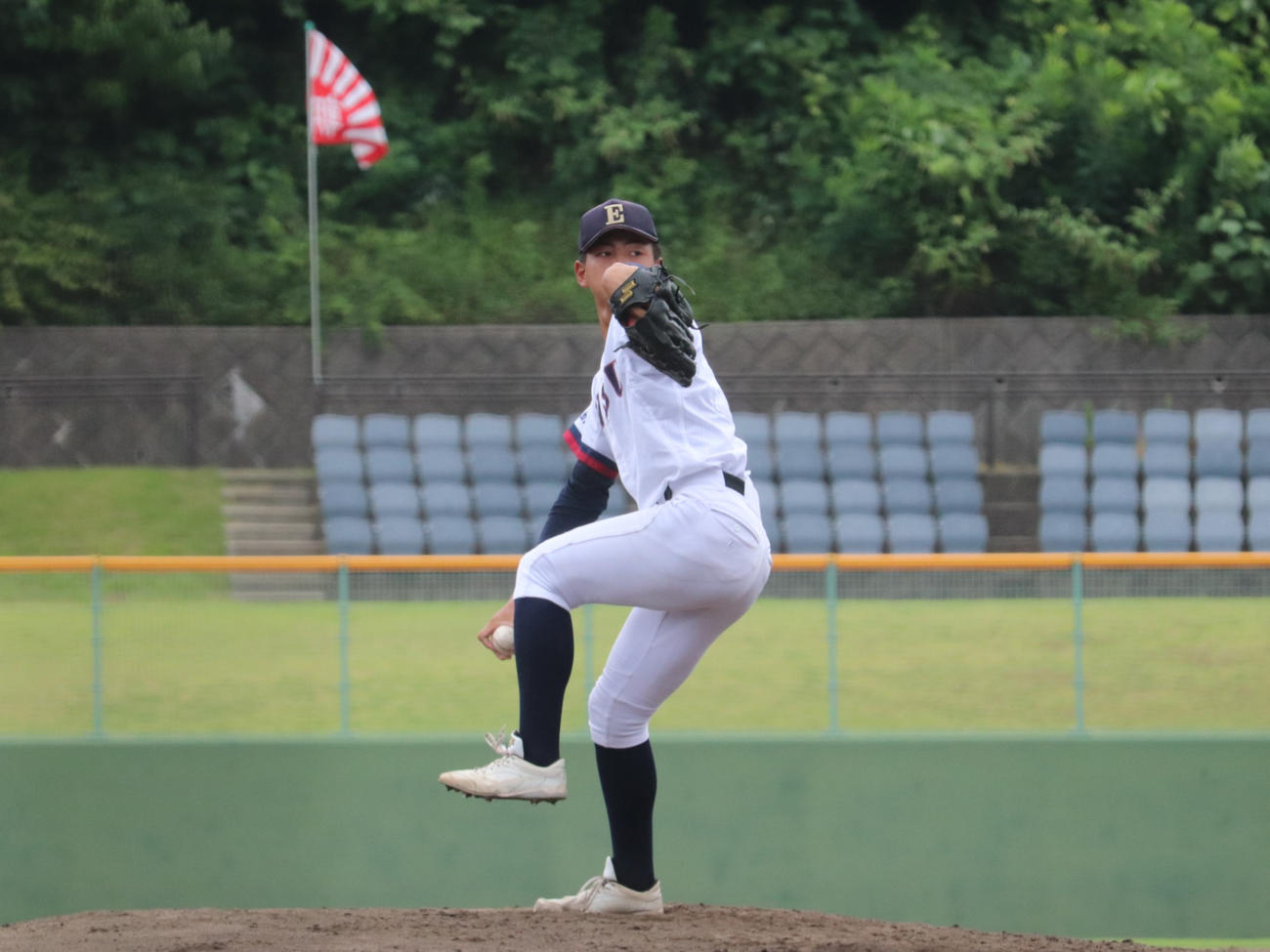 広島大会3回戦　英数学館対広島商　先発した、英数学館の藤本。緩やかな二段モーションから腕を振る投球フォーム（撮影・中島麗）
