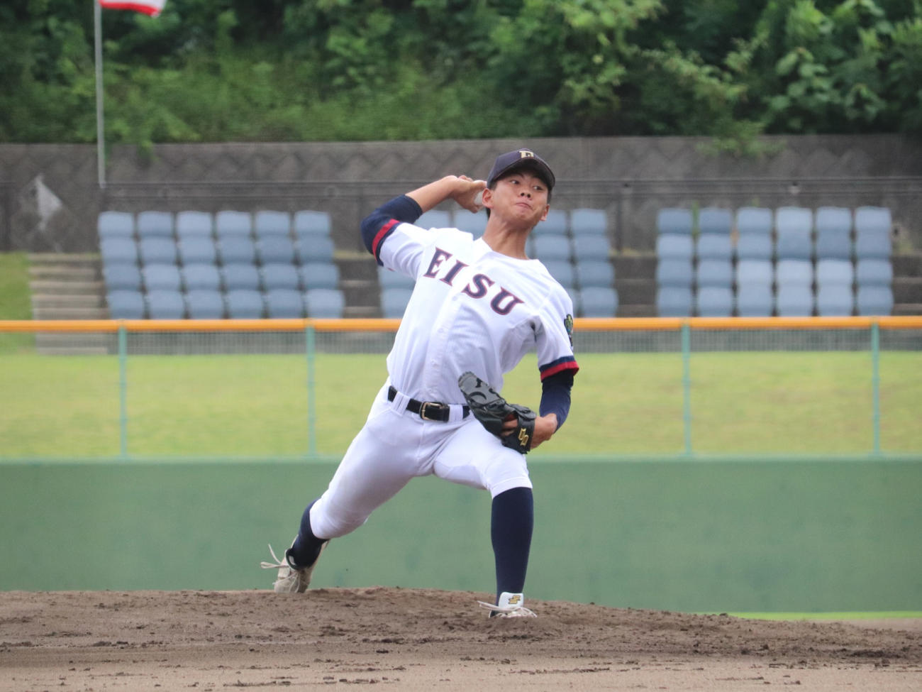広島大会3回戦　英数学館対広島商　先発した、英数学館の藤本。緩やかな二段モーションから腕を振る投球フォーム（撮影・中島麗）