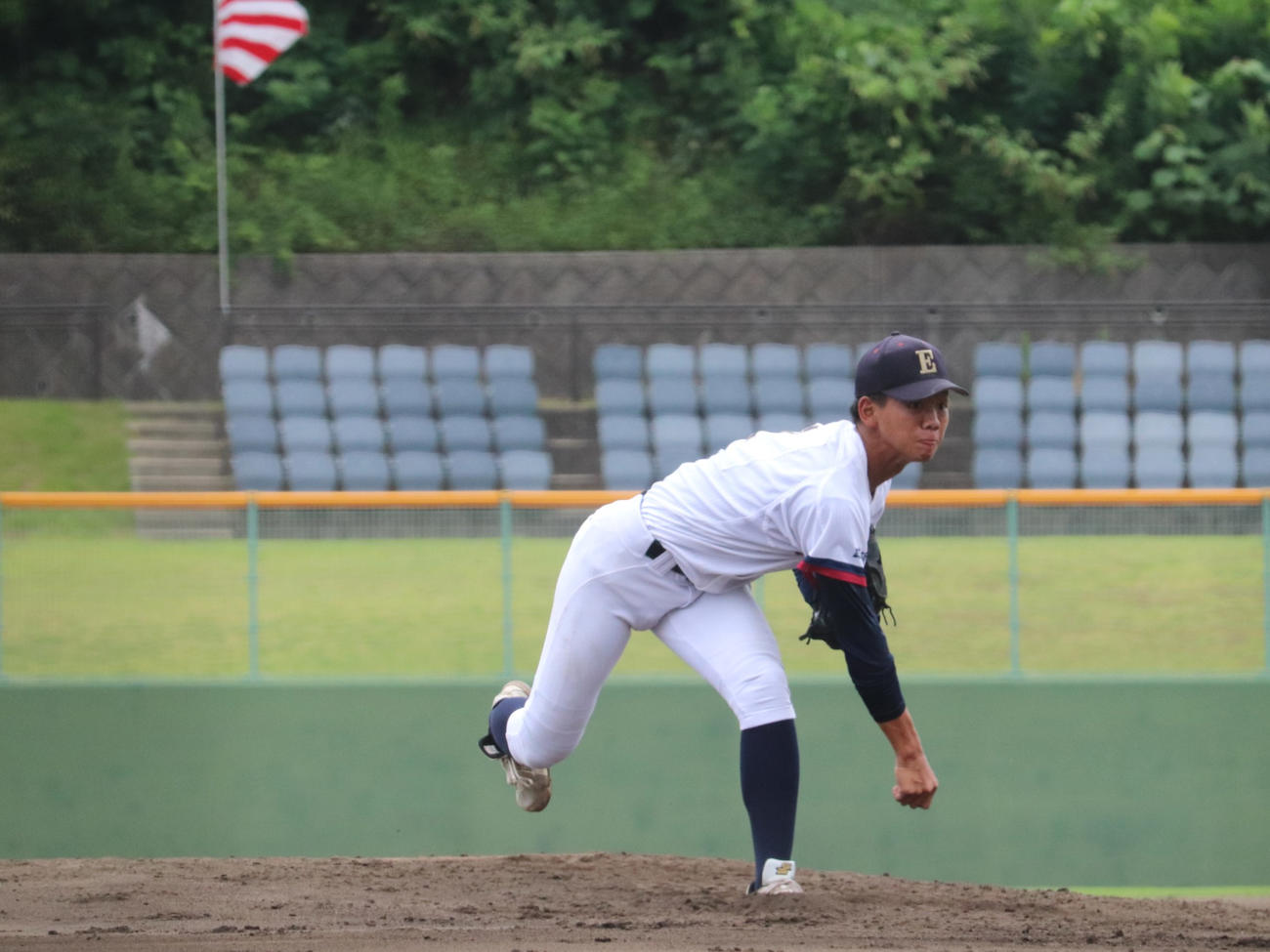 広島大会3回戦　英数学館対広島商　先発した、英数学館の藤本。緩やかな二段モーションから腕を振る投球フォーム（撮影・中島麗）