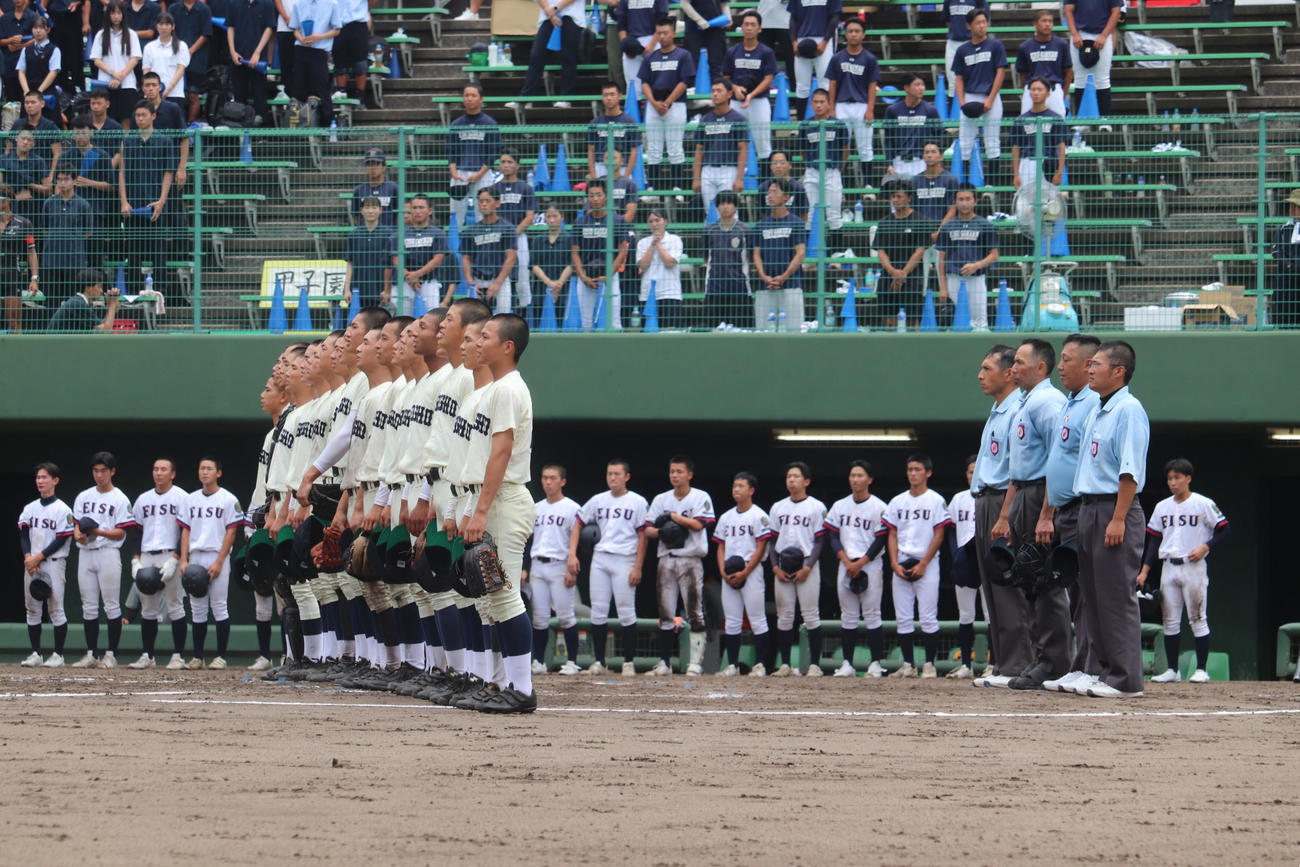 広島大会3回戦　英数学館対広島商　勝利の校歌を斉唱する広島商ナインを見つめる、英数学館ナインとスタンド（撮影・中島麗）