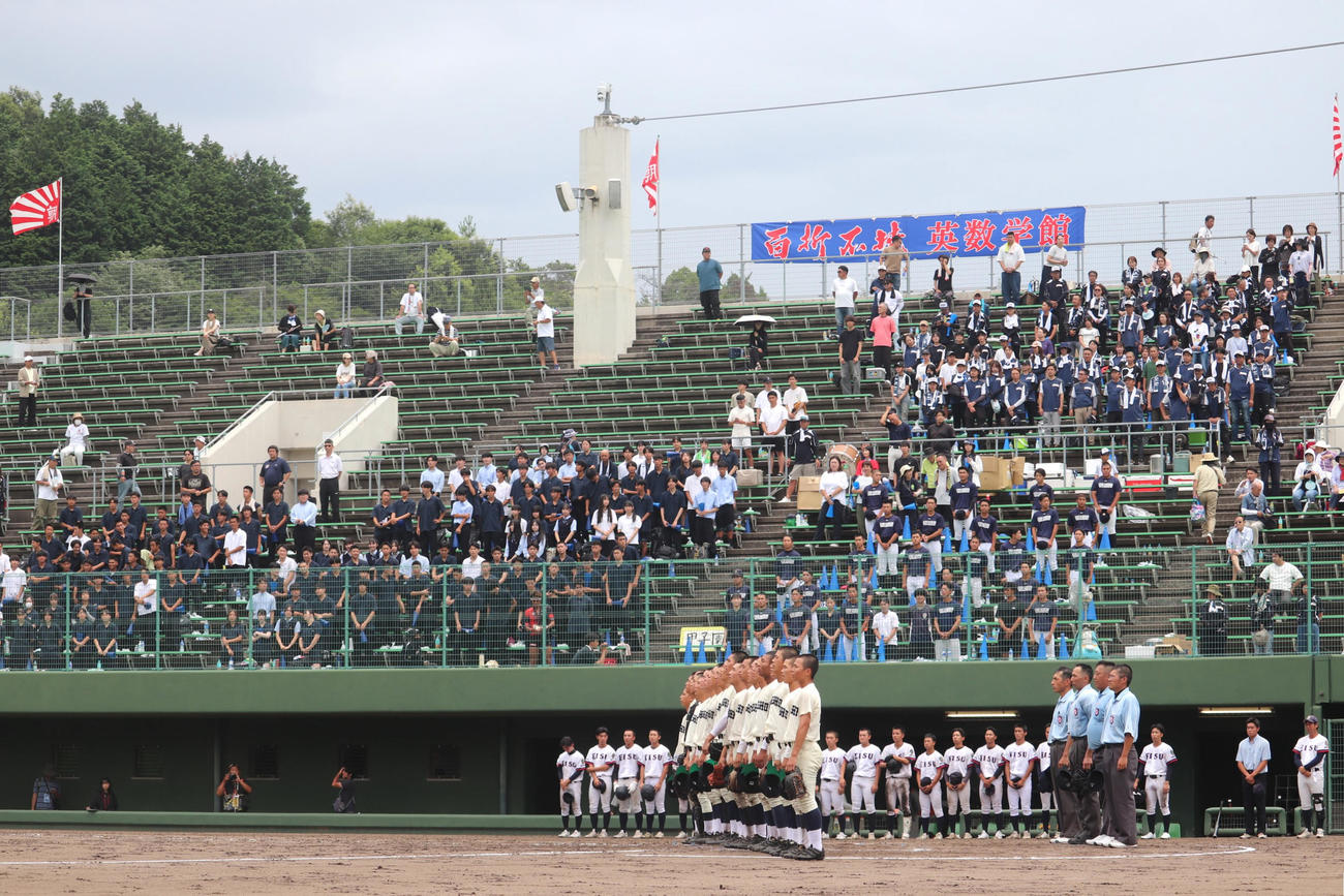 広島大会3回戦　英数学館対広島商　勝利の校歌を斉唱する広島商ナインを見つめる、英数学館ナインとスタンド（撮影・中島麗）