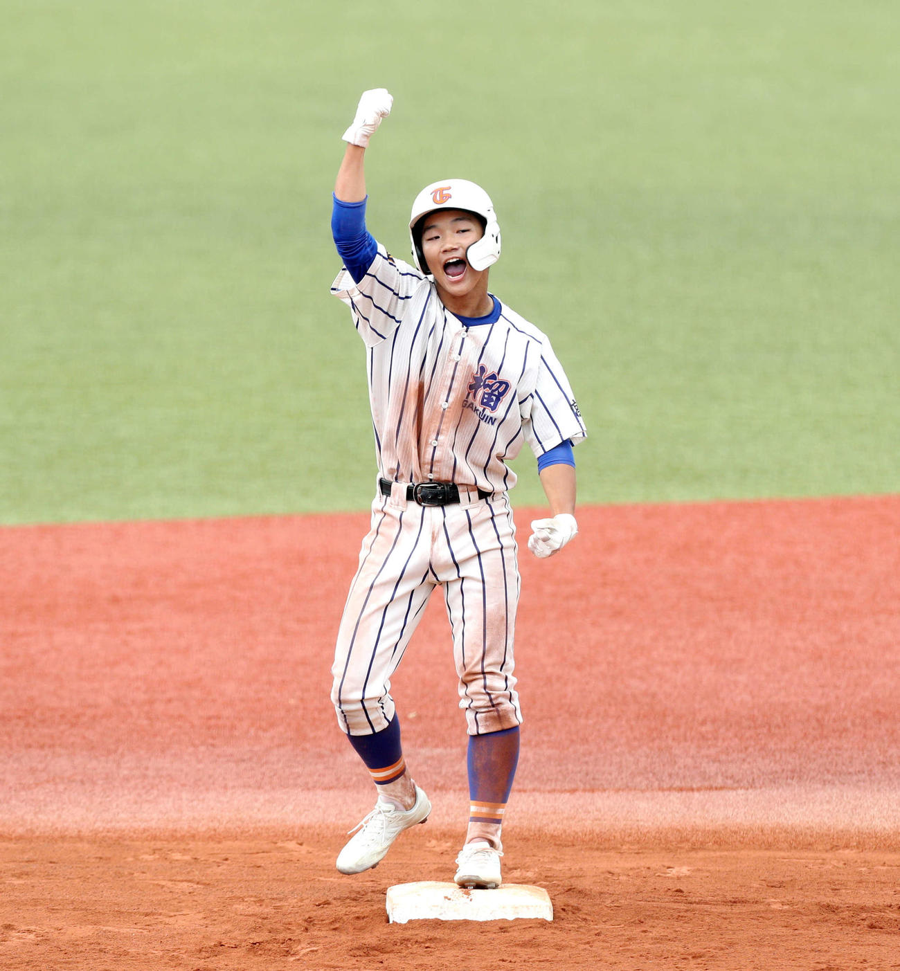 東北学院榴ケ岡対石巻　勝ちこしの適時二塁打にガッツポーズする東北学院榴ケ岡・後藤（撮影・木村有優）