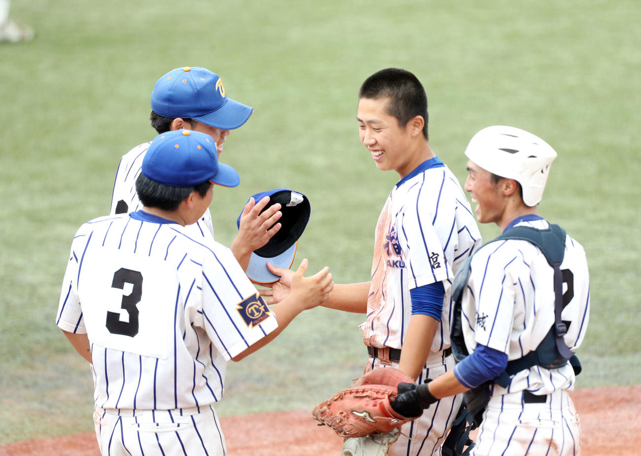 東北学院榴ケ岡対石巻　完投した東北学院榴ケ岡・佐々木健（左から2人目）とハイタッチをかわすナインら（撮影・木村有優）