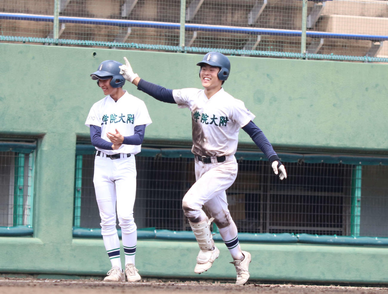工学院大付対富士森　8回表工学院大付1死一塁、2点本塁打を放った伊藤（右）（撮影・泉光太郎）
