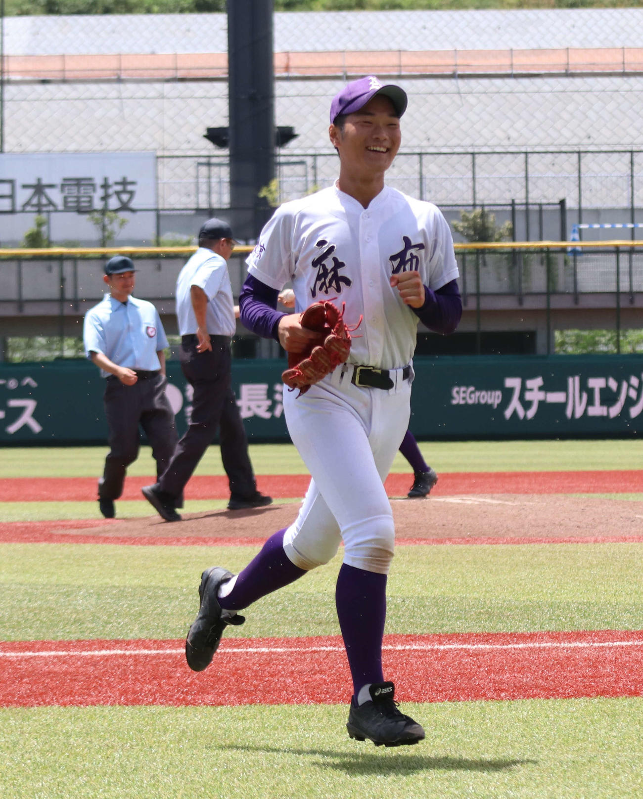 麻布対青山学院　麻布対青山学院　笑顔でベンチに戻る麻布・曽我（撮影・北村健龍）