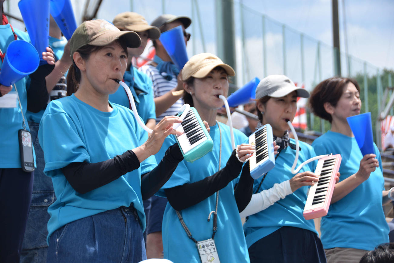 帝京八王子対小平西　三塁側スタンドで鍵盤ハーモニカの演奏で応援した小平西の保護者、左から順に森さん、村井さん、内藤さん（撮影・泉光太郎）