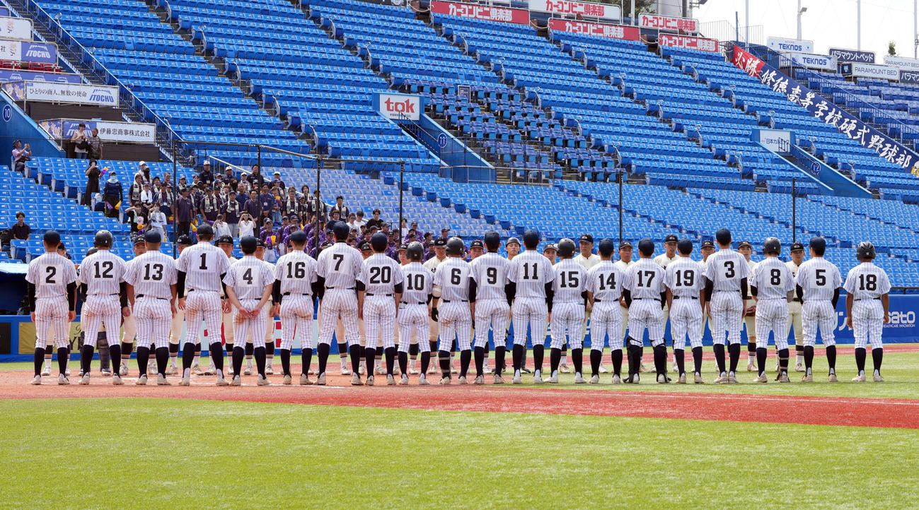 修徳対広尾　修徳に敗れ整列する広尾ナイン（撮影・小島史椰）