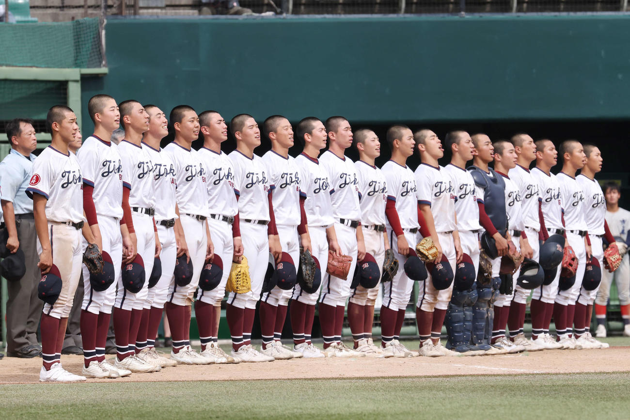 市ケ尾対桐光学園　勝利し校歌斉唱する桐光学園ナイン（撮影・宮地輝）