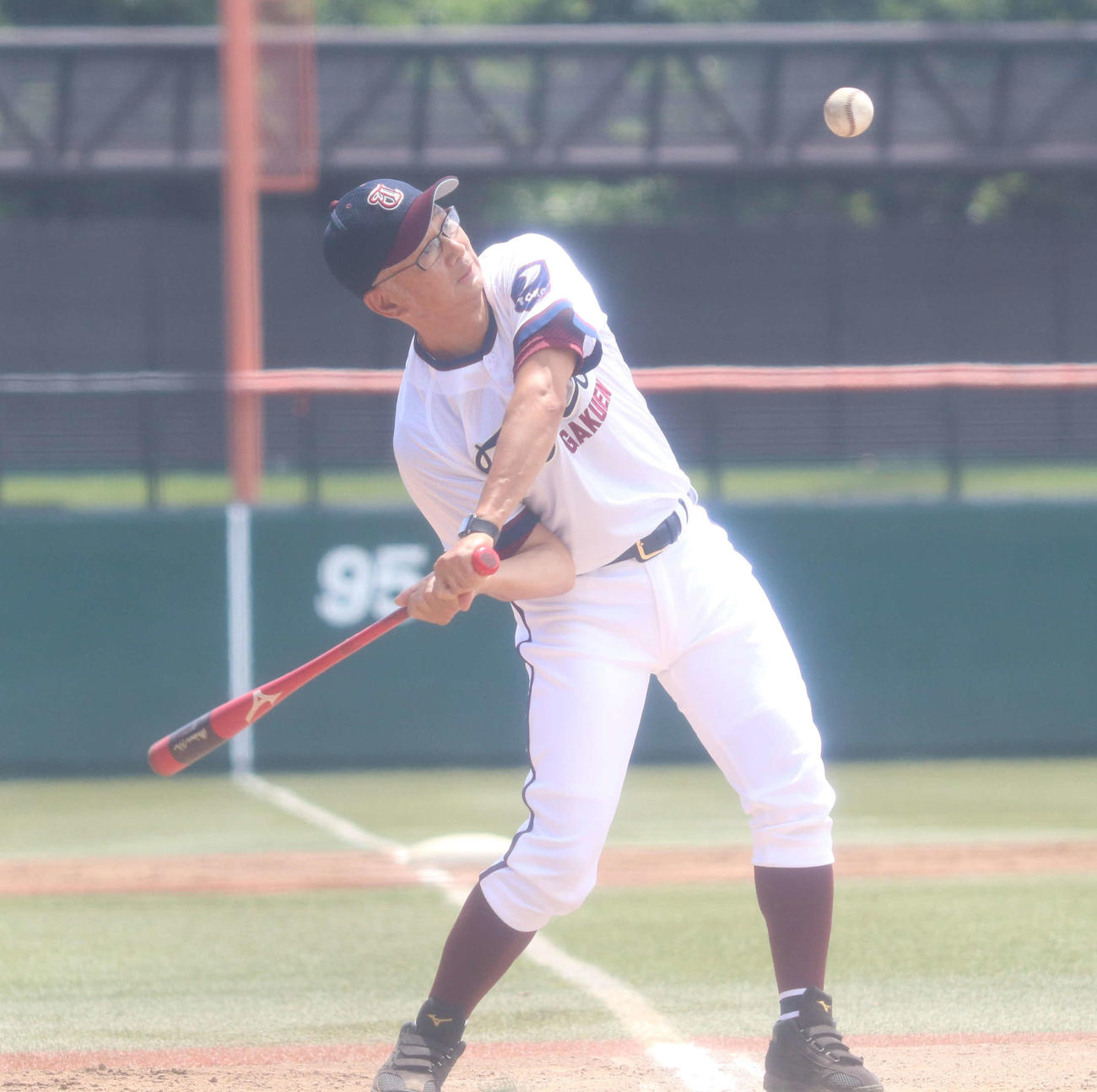 市ヶ尾－桐光学園　試合前のノックを打つ桐光学園・野呂監督（撮影・寺本吏輝）