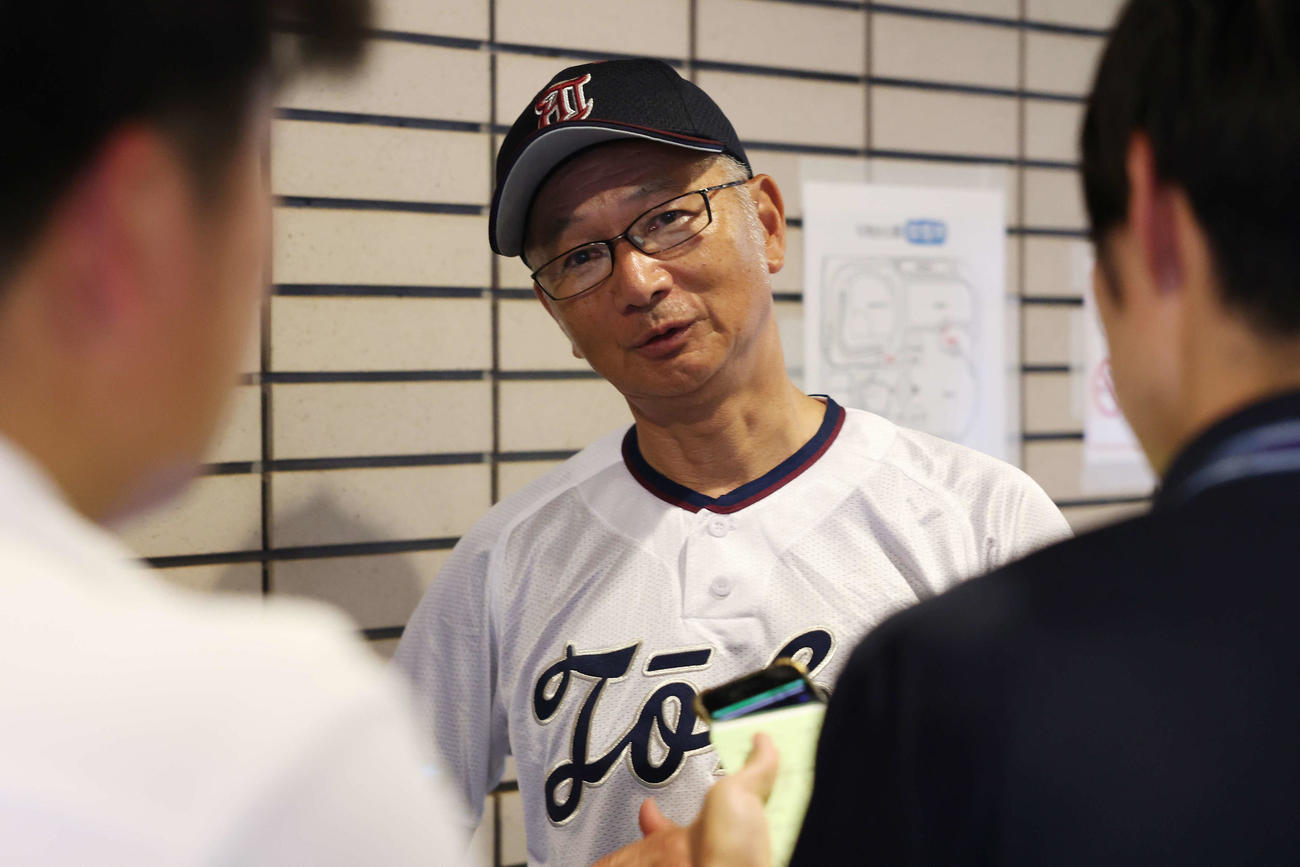 市ケ尾対桐光学園　試合後、記者の質問に答える桐光学園・野呂監督（撮影・宮地輝）
