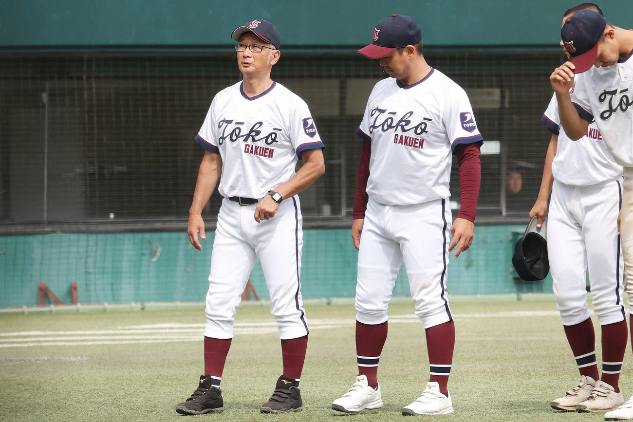 市ケ尾対桐光学園　勝利した桐光学園・野呂監督（左）（撮影・宮地輝）