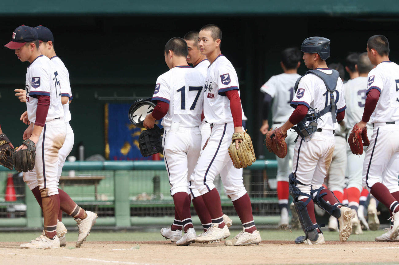 市ケ尾対桐光学園　勝利し笑顔を見せる桐光学園・加賀（中央）（撮影・宮地輝）