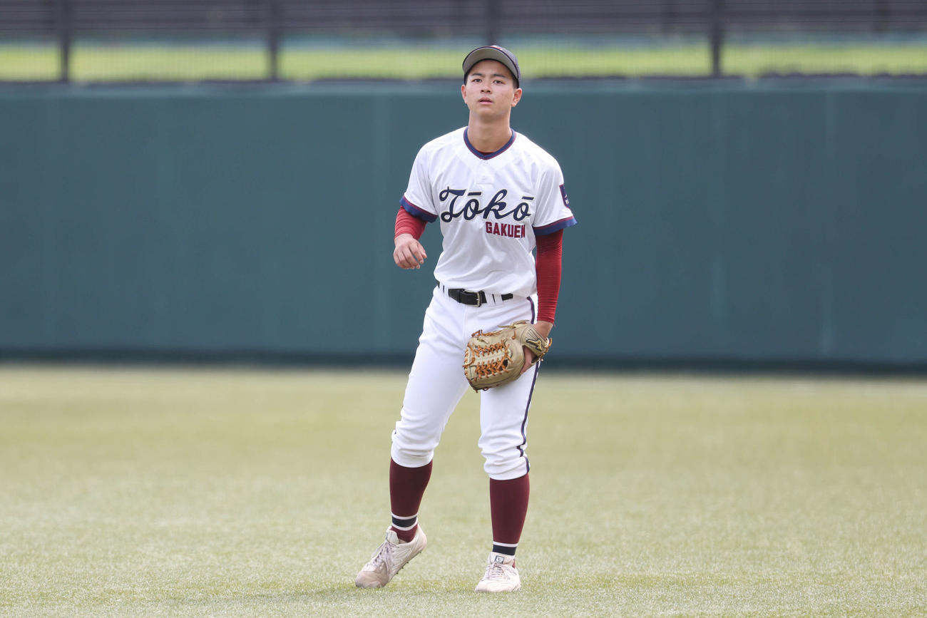 市ケ尾対桐光学園　右翼手の守備につく桐光学園・加賀（撮影・宮地輝）