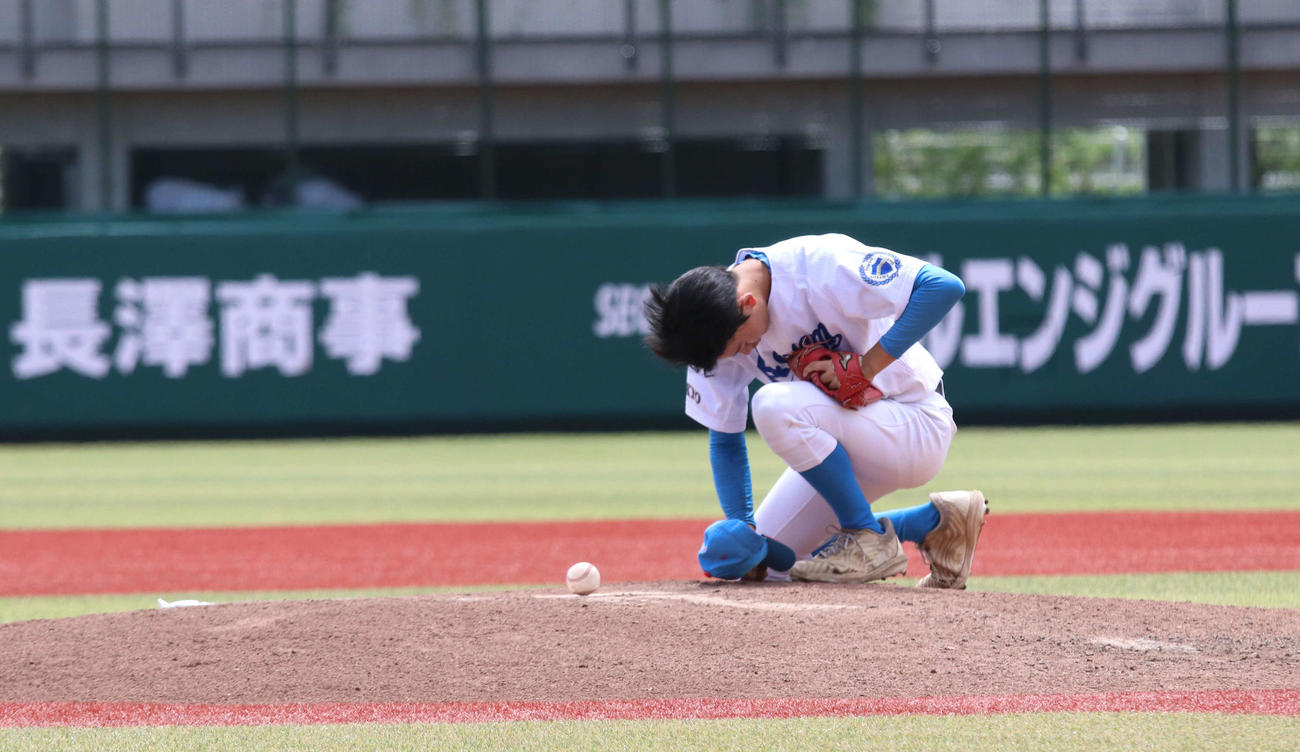 麻布対青山学院　マウンドでしゃがむ青山学院・二岡＝（撮影・北村健龍）
