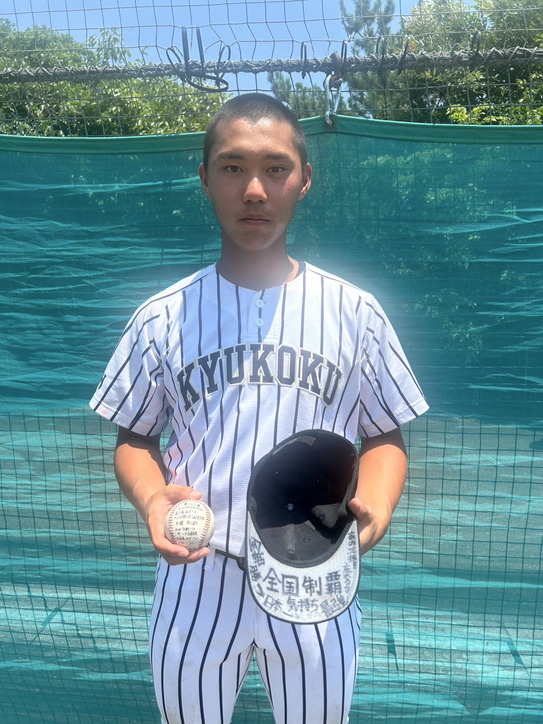 九州国際大付対八女　ホームランボールを手にする九州国際大付・牟礼（撮影・佐藤究）