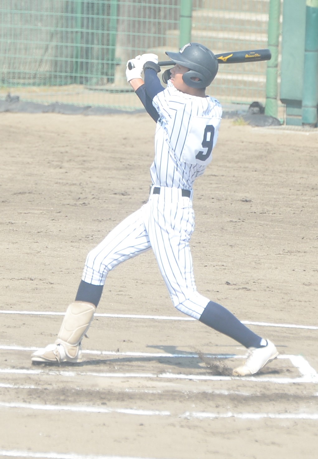 九州国際大付対八女　1回表九州国際大付1死三塁から左犠飛を放つ岩見（撮影・佐藤究）