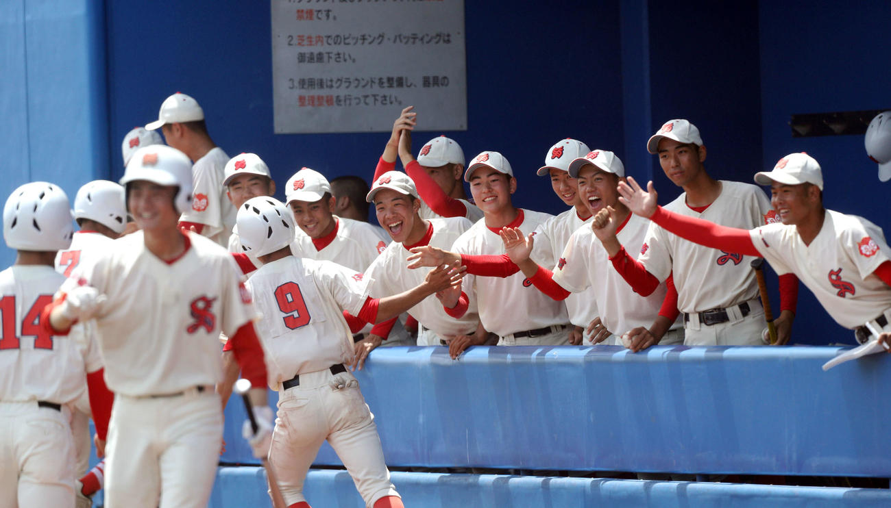 聖和学園対仙台商　6回の追加点を喜ぶ仙台商ベンチ（撮影・木村有優）