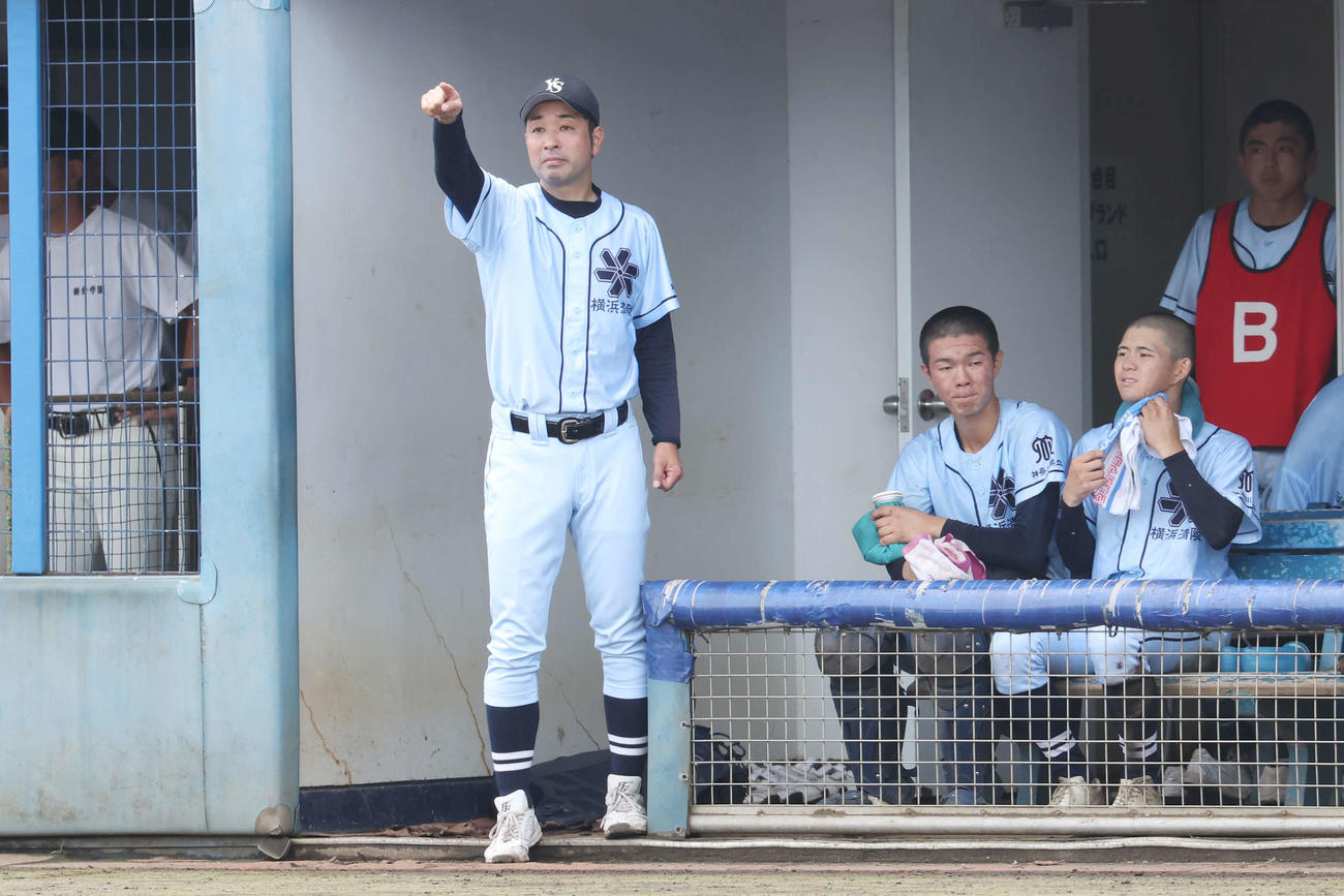 藤沢清流対横浜清陵　ベンチから指示を出す横浜清陵・野原監督（左）（撮影・宮地輝）