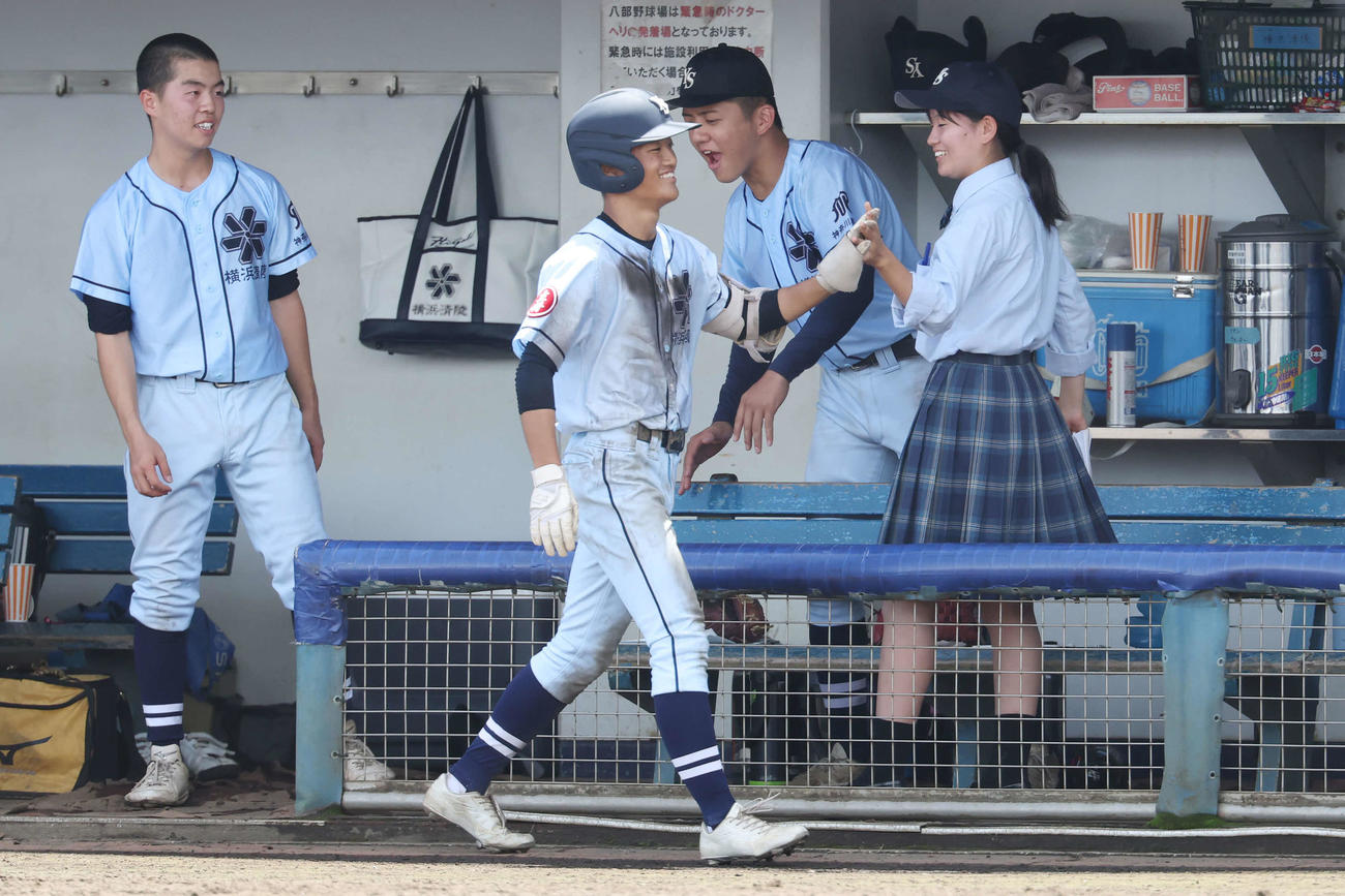 藤沢清流対横浜清陵　7回裏横浜清陵1死一、三塁、一ゴロの間に三塁走者が生還しタッチを交わす山本（手前）（撮影・宮地輝）