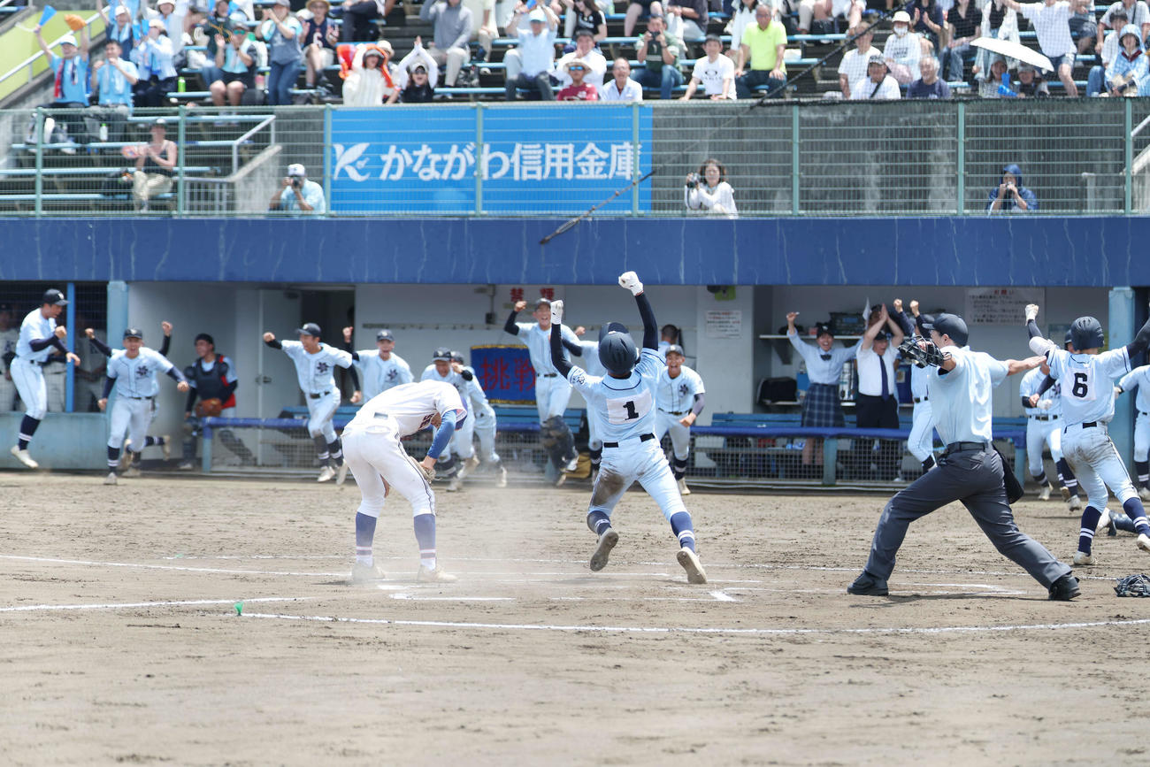 藤沢清流対横浜清陵　10回裏横浜清陵2死二、三塁、暴投の間に三塁走者小原が生還し喜ぶナイン（撮影・宮地輝）