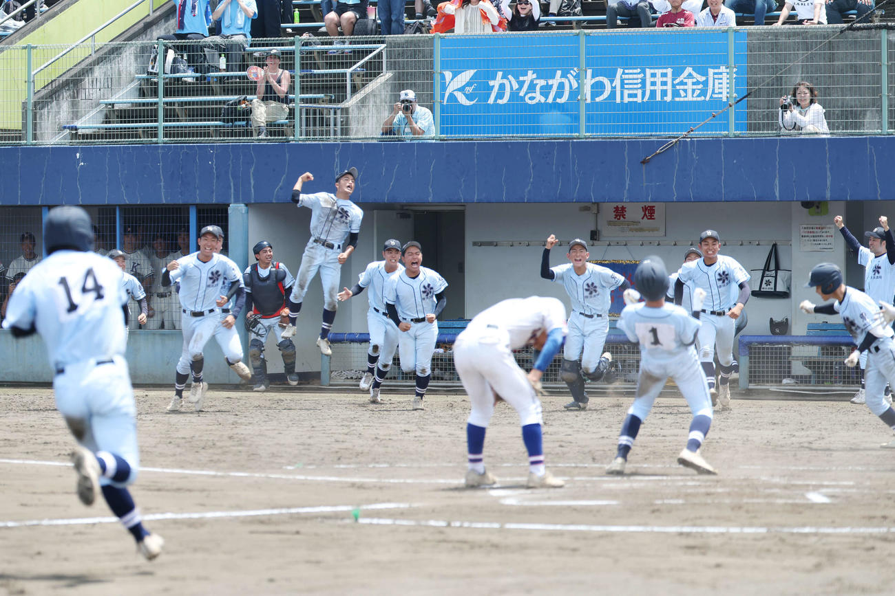 藤沢清流対横浜清陵　10回裏横浜清陵2死二、三塁、暴投の間に三塁走者小原が生還し喜ぶナイン（撮影・宮地輝）