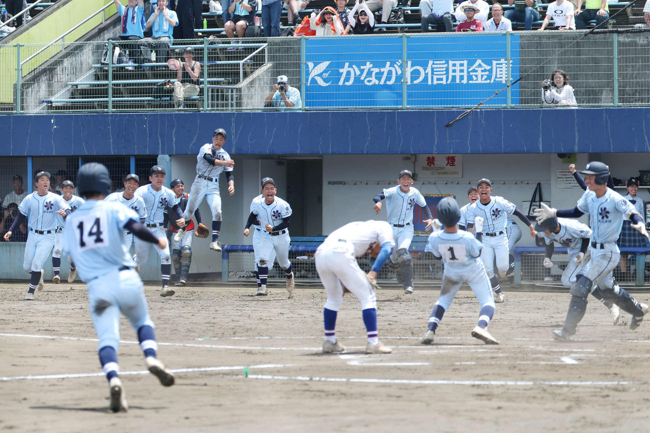 藤沢清流対横浜清陵　10回裏横浜清陵2死二、三塁、暴投の間に三塁走者小原が生還し喜ぶナイン（撮影・宮地輝）