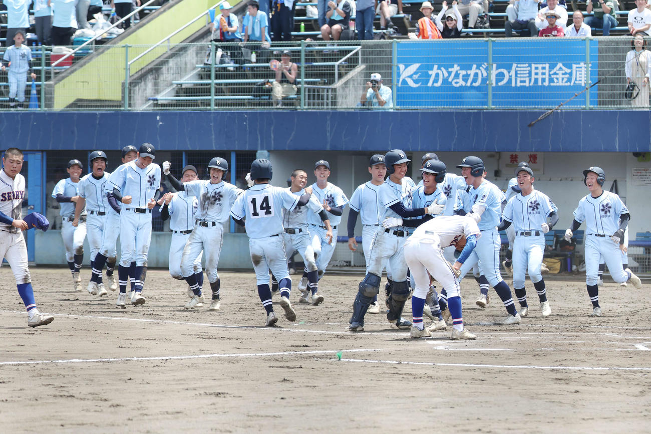 藤沢清流対横浜清陵　10回裏横浜清陵2死二、三塁、暴投の間に三塁走者小原が生還し喜ぶナイン（撮影・宮地輝）