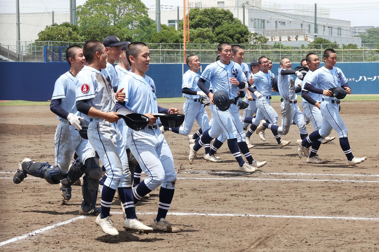 藤沢清流対横浜清陵　勝利し喜ぶ横浜清陵ナイン（撮影・宮地輝）