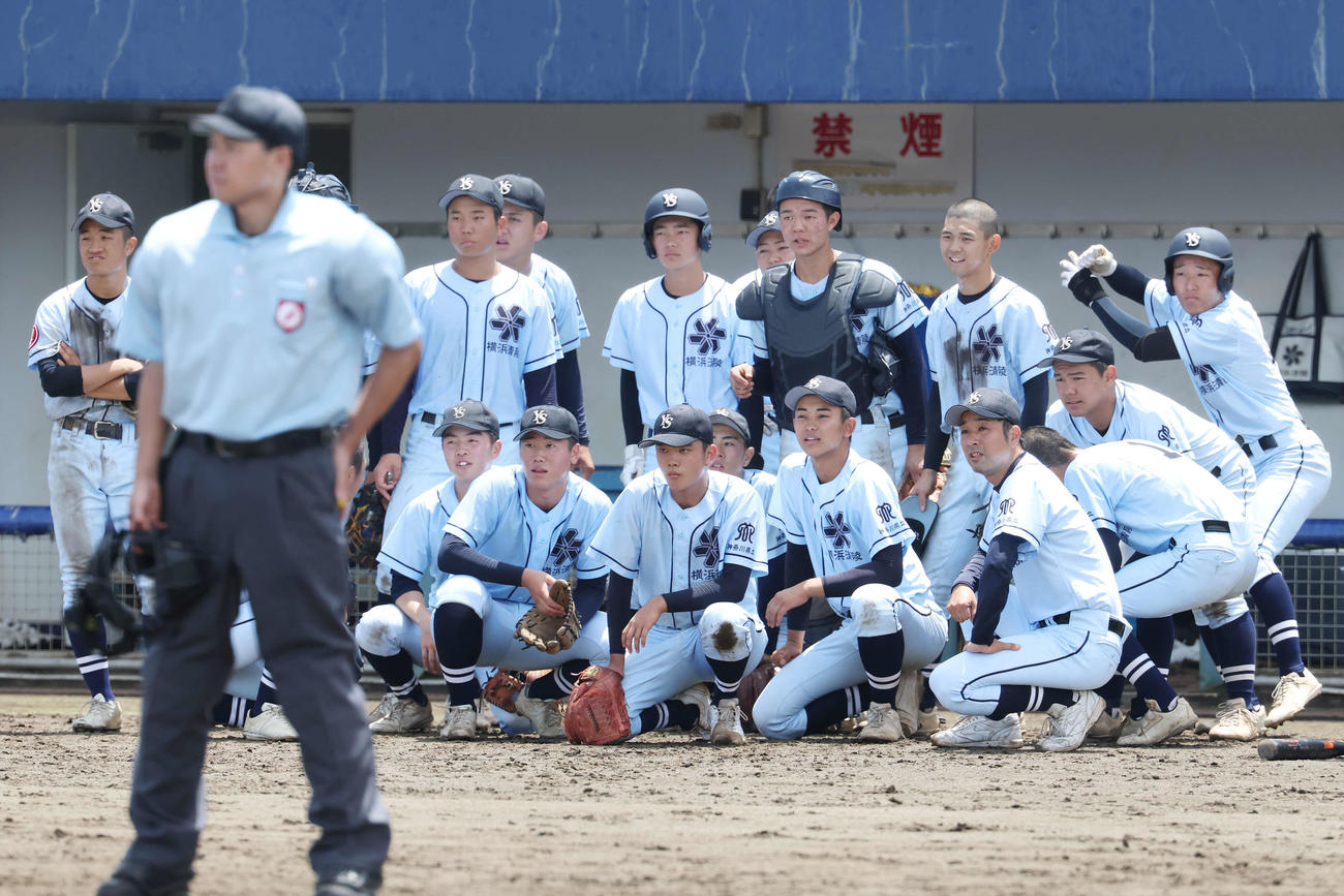 藤沢清流対横浜清陵　10回裏、投手を分析する横浜清陵の選手たち（撮影・宮地輝）